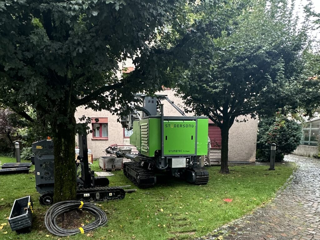 Dank der teleskopierbaren Lafette kann das Bohrgerät TL18geo auch unter Bäumen bohren.